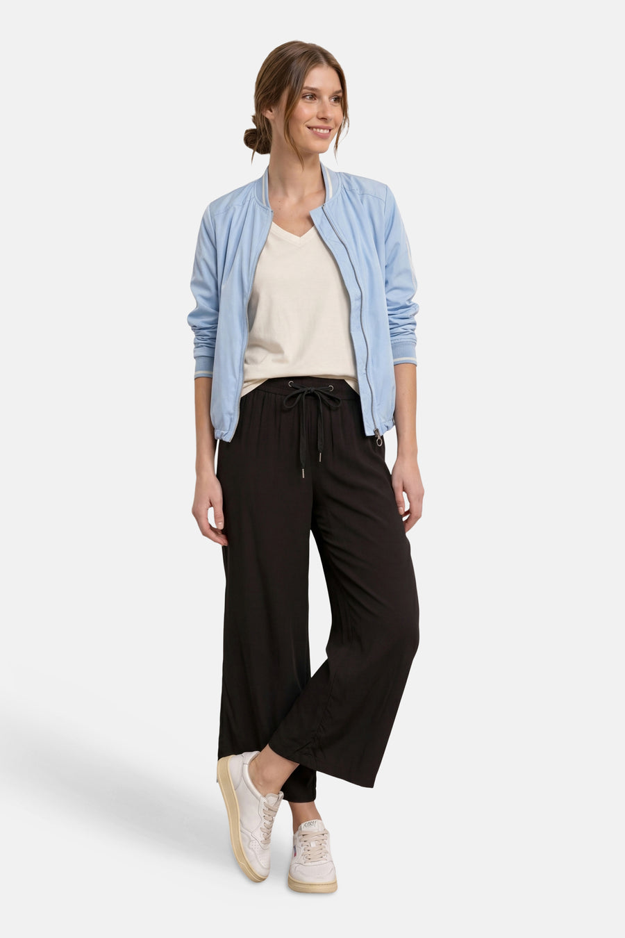 Pantalon noir de STREET ONE à taille à cordon, coupe large, porté avec une veste bomber et des baskets.