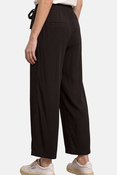 Zwarte broek van STREET ONE, cropped lengte, met elastische tailleband, trekkoord en achterzakken.
