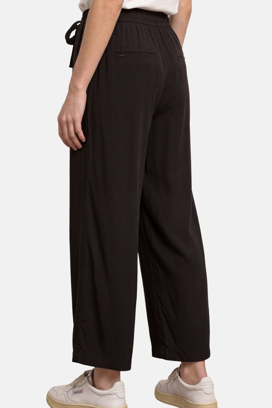 Pantalon noir de STREET ONE, longueur cropped, avec taille élastiquée, cordon à nouer et poches arrière.