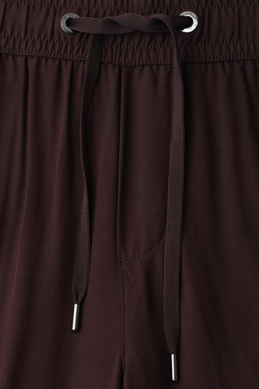 Pantalon brun de STREET ONE avec taille élastiquée, cordon de serrage, embouts métalliques et œillets gravés.