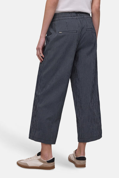 Pantalon bleu de STREET ONE à rayures fines, coupe large et courte, taille élastique et poches arrière, vu de dos.