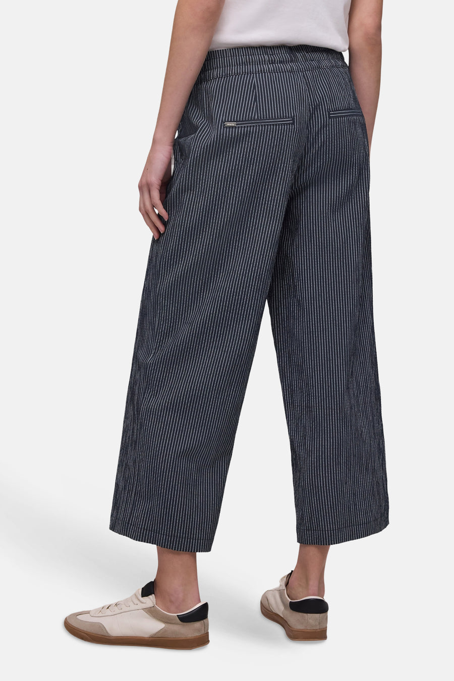 Pantalon bleu de STREET ONE à rayures fines, coupe large et courte, taille élastique et poches arrière, vu de dos.