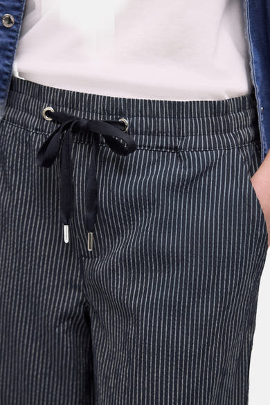 Pantalon bleu marine texturé à rayures verticales blanches de STREET ONE avec cordon de serrage et œillets métalliques.