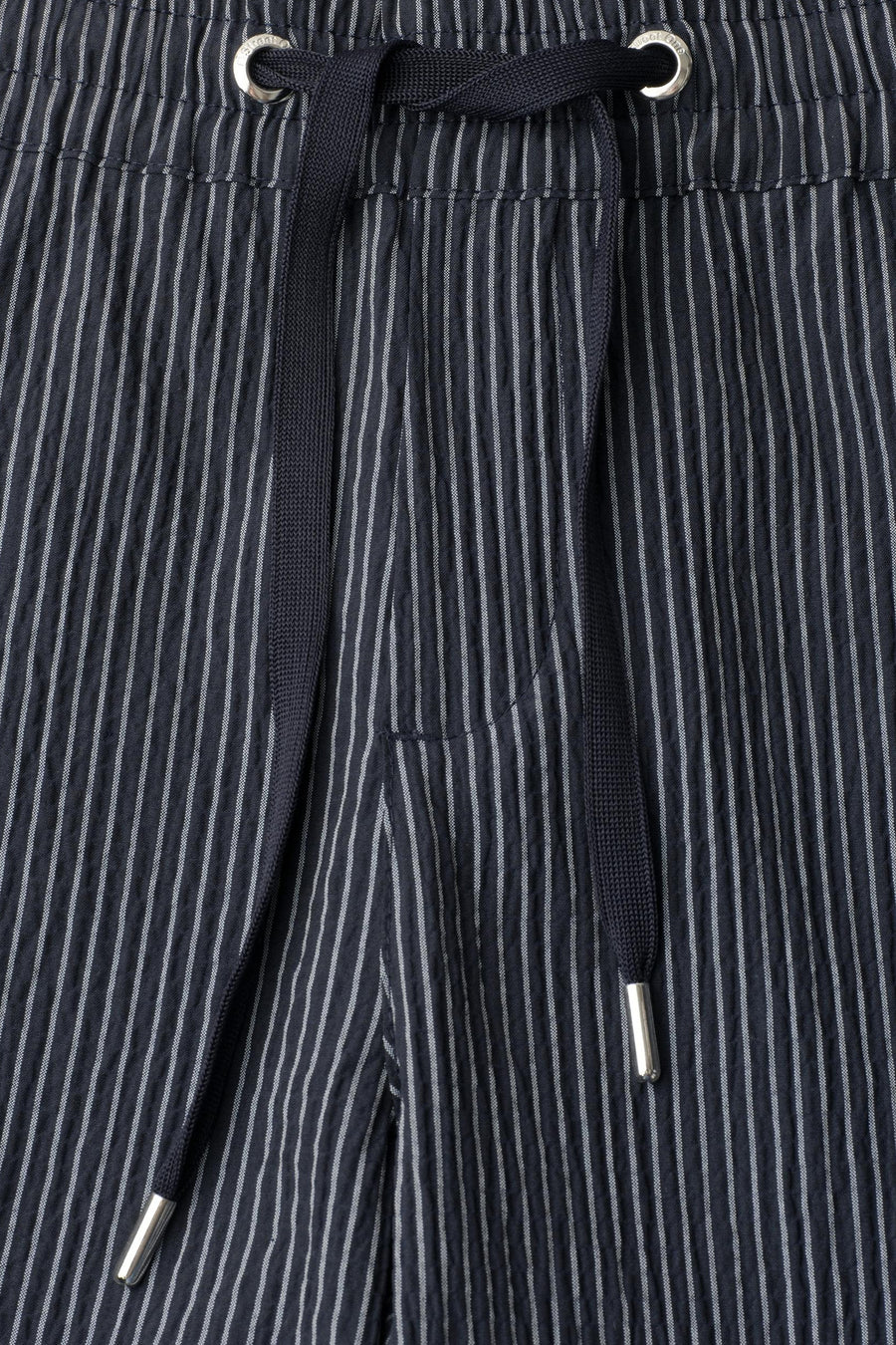 Pantalon seersucker bleu marine à rayures fines de STREET ONE, avec cordon et œillets argentés gravés.