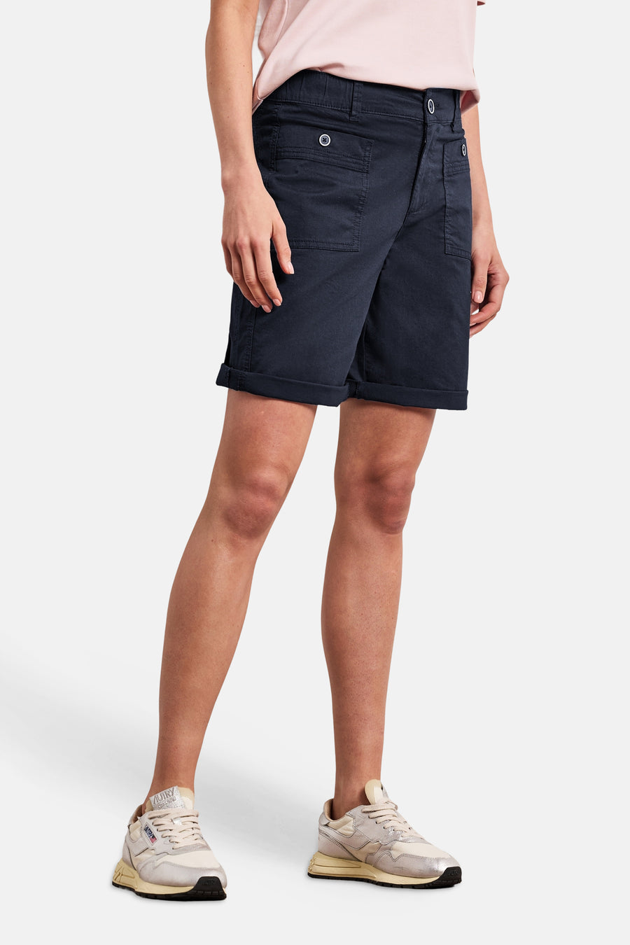 Bermuda bleu foncé de STREET ONE avec poches boutonnées, ourlets retroussés, porté avec un t-shirt rose et des baskets.