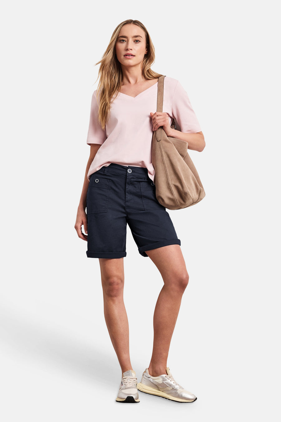 Bermuda bleu marine de STREET ONE, avec ourlet retroussé, porté avec un t-shirt rose et un grand sac beige.