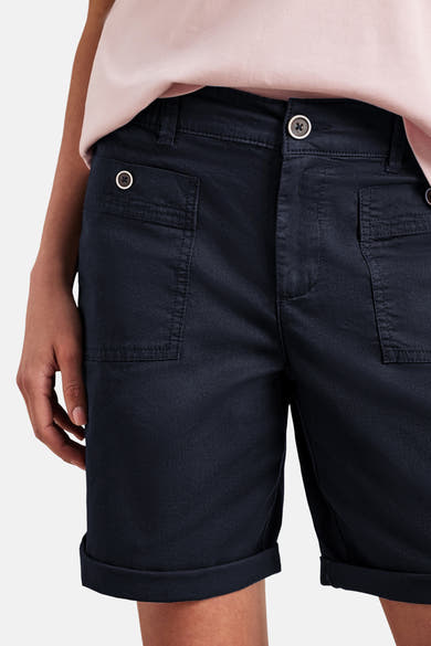 Bermuda bleu marine de STREET ONE, avec poches plaquées boutonnées, ourlets retroussés et passants de ceinture.