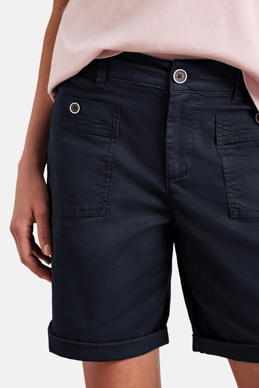 Bermuda bleu marine de STREET ONE, avec poches plaquées boutonnées, ourlets retroussés et passants de ceinture.
