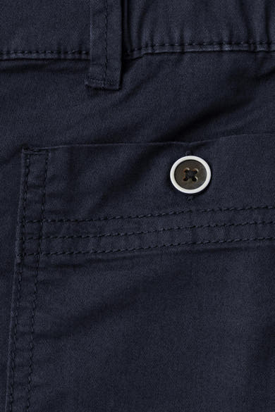 Bermuda bleu foncé de STREET ONE, avec un détail de poche, de coutures et un bouton bicolore.