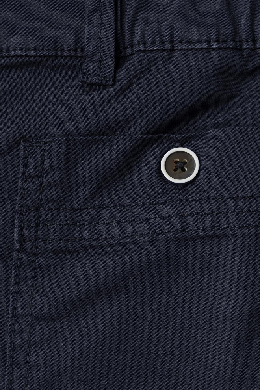 Bermuda bleu foncé de STREET ONE, avec un détail de poche, de coutures et un bouton bicolore.