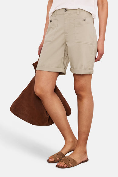 Bermuda beige de STREET ONE en toile, avec poches plaquées et ourlets retroussés, porté avec un sac marron.
