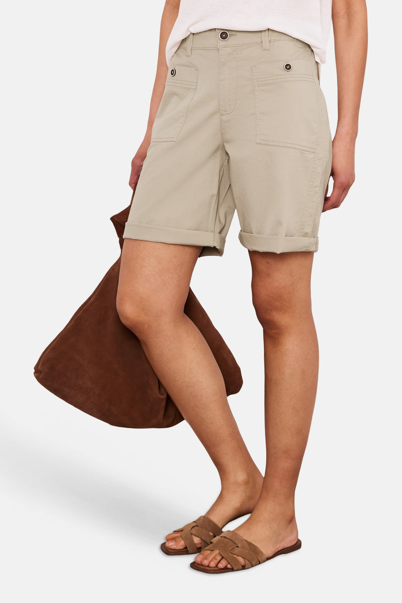 Bermuda beige de STREET ONE en toile, avec poches plaquées et ourlets retroussés, porté avec un sac marron.