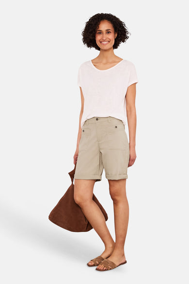 Bermuda beige de STREET ONE avec poches boutonnées et ourlet retroussé, porté avec un t-shirt blanc, un sac marron et des sandales.