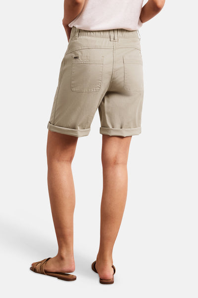 Bermuda beige de STREET ONE, vue arrière avec une taille élastiquée et des ourlets retroussés.