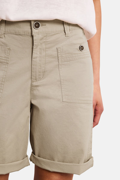 Bermuda beige de STREET ONE, avec poches plaquées boutonnées, fermeture boutonnée et revers aux chevilles, porté avec un top blanc.
