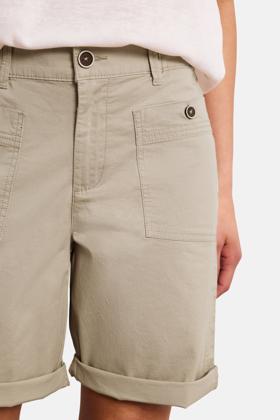 Bermuda beige de STREET ONE, avec poches plaquées boutonnées, fermeture boutonnée et revers aux chevilles, porté avec un top blanc.
