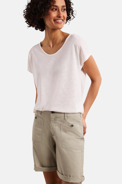 Bermuda beige de STREET ONE style cargo avec poches à boutons, revers et un t-shirt blanc.