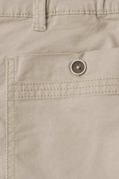 Bermuda beige de STREET ONE en tissu sergé avec coutures apparentes et bouton sur une poche.