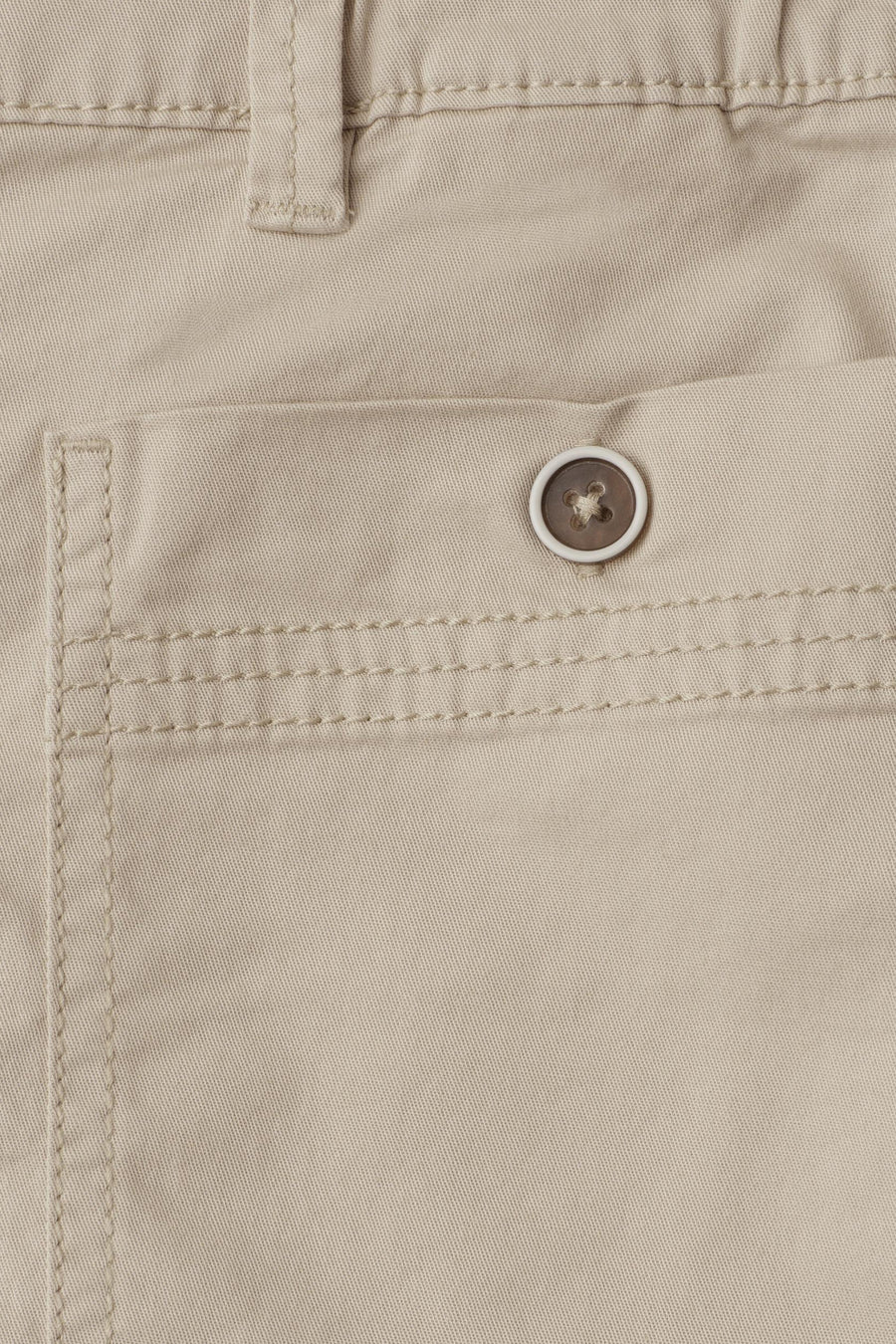 Bermuda beige de STREET ONE en tissu sergé avec coutures apparentes et bouton sur une poche.