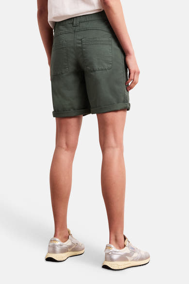 Bermuda kaki de STREET ONE, vue de dos, avec taille élastiquée, poches plaquées au dos et revers aux jambes, porté avec des baskets bicolores.