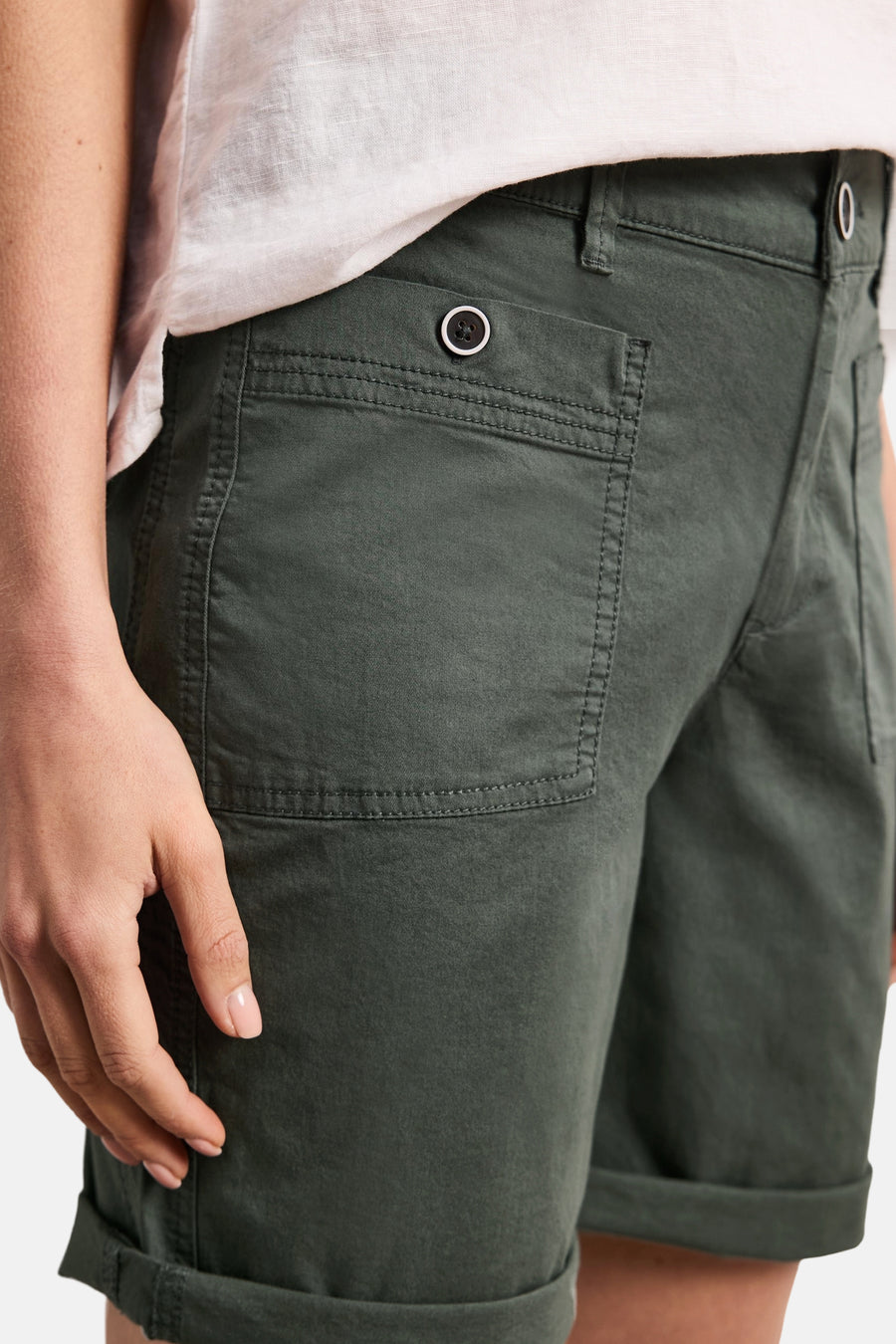 Bermuda kaki de STREET ONE avec poches plaquées, bouton décoratif et ourlets retroussés, porté avec un t-shirt blanc.