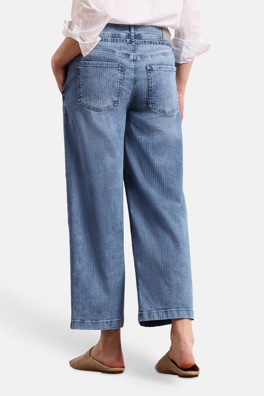 Jean large en denim bleu moyen de STREET ONE, à fines rayures verticales, coupe large et longueur cheville, vu de dos avec une chemise blanche et des mules beiges.