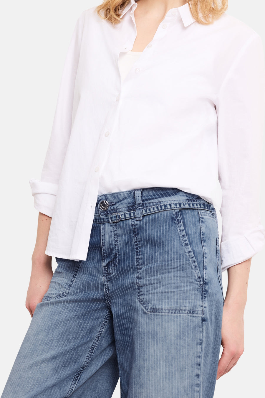 Jean large en denim bleu moyen de STREET ONE, à fines rayures verticales, taille mi-haute, bouton métallique et poches apparents, porté avec une chemise blanche.