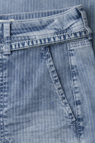 Détail d'un jean large mi-bleu denim de STREET ONE, montrant une texture rayée et une poche avant.