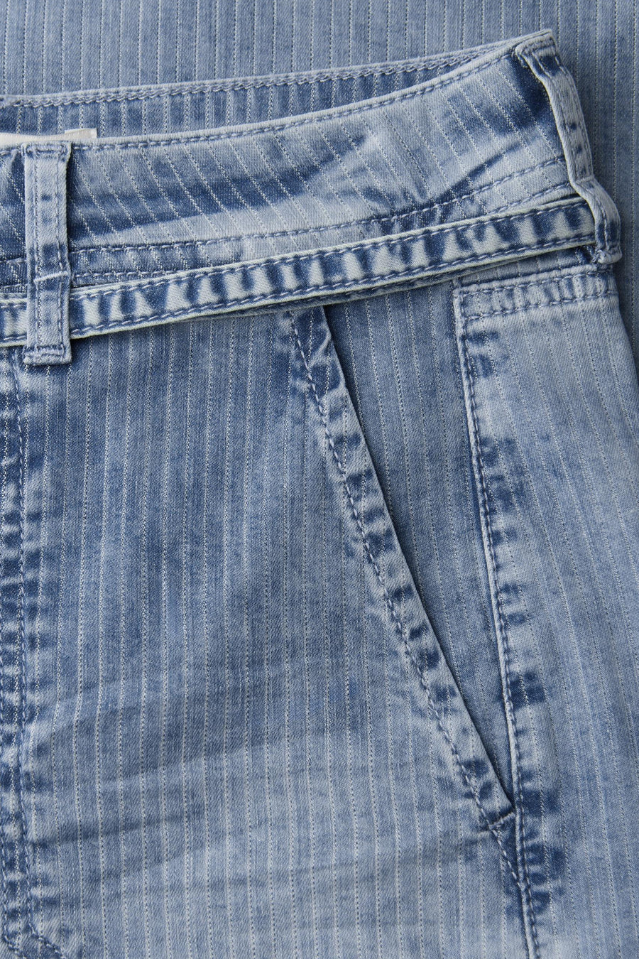 Détail d'un jean large mi-bleu denim de STREET ONE, montrant une texture rayée et une poche avant.