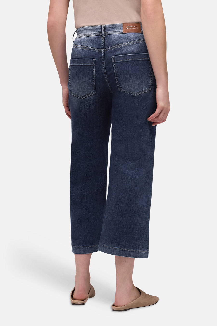 Jean large en denim bleu moyen de STREET ONE, avec poches arrière et ourlet.