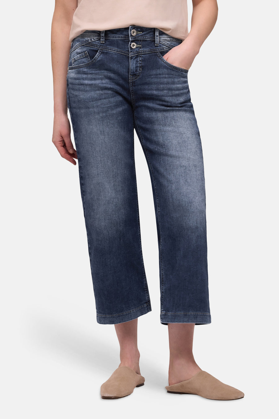 Jean large en denim bleu moyen de STREET ONE, coupe cropped et taille mi-haute.