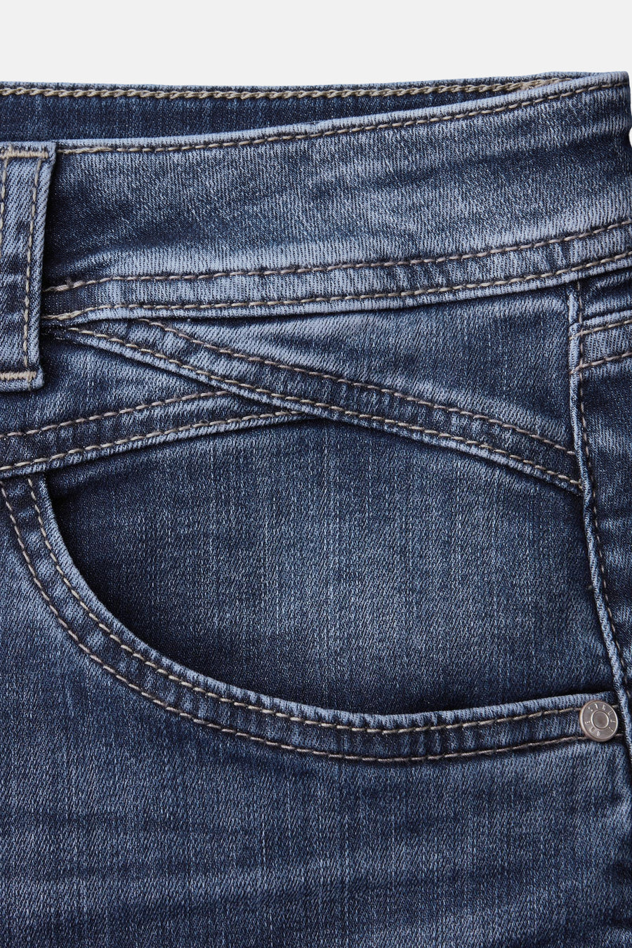 Jean large en denim bleu moyen de Street One, avec poche avant ornée de coutures décoratives.