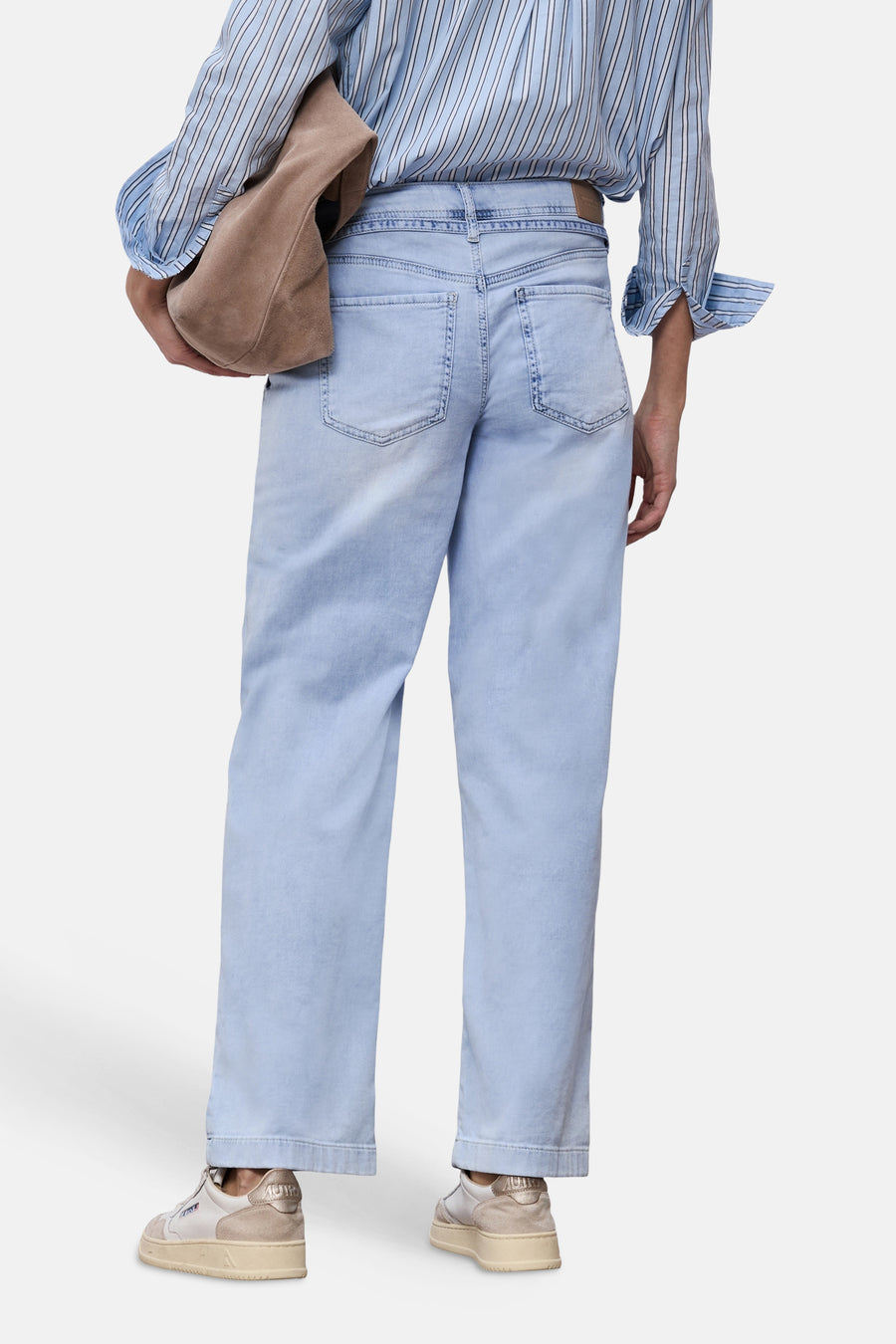 Jean large denim bleu clair de STREET ONE, vu de dos, porté avec une chemise rayée et des baskets.