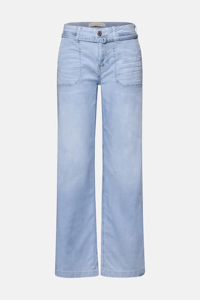 Jean large en denim bleu clair de STREET ONE, avec poches plaquées et ceinture assortie à boucle argentée.