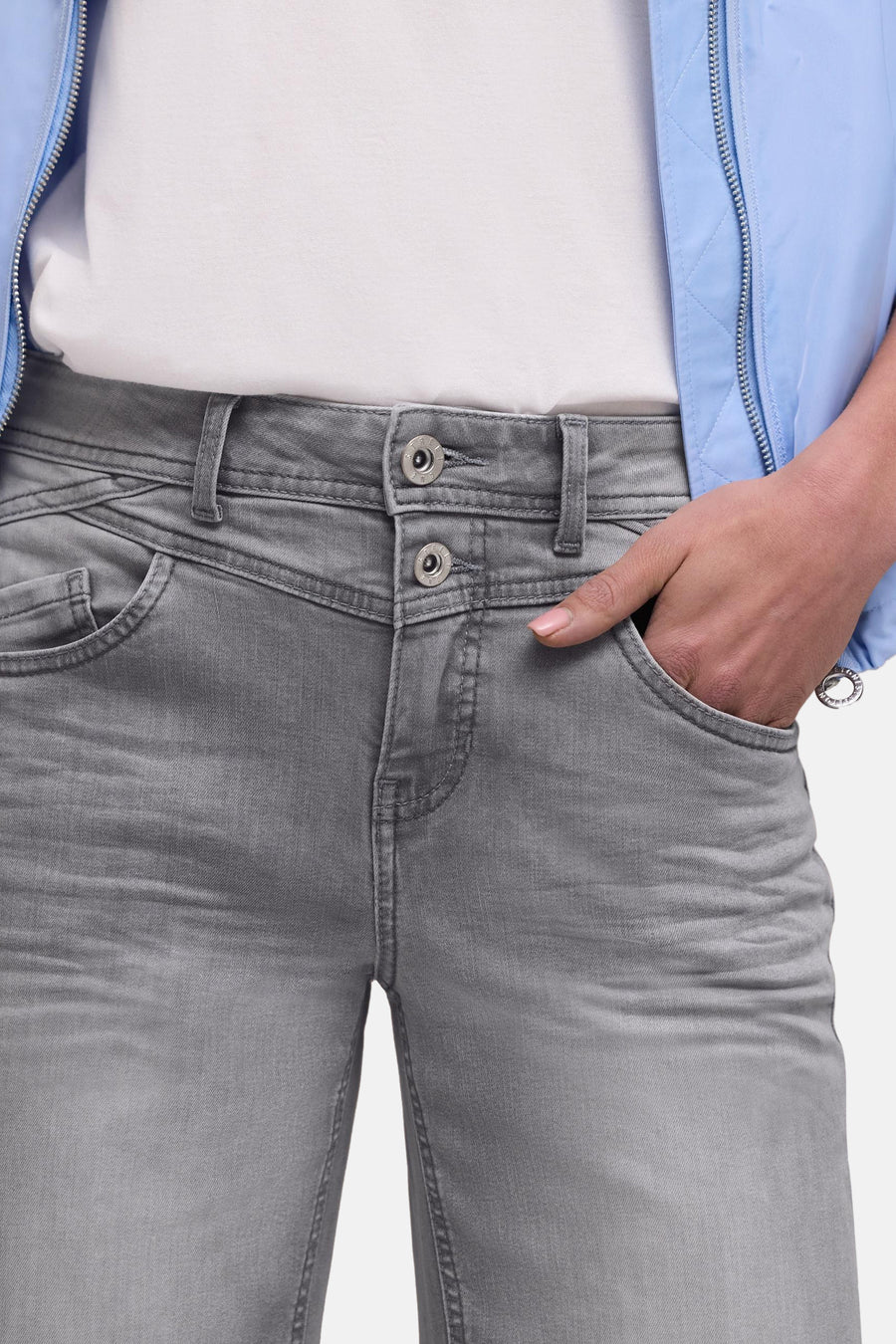 Jean large en denim gris de Street One, avec boutons apparents et une main dans la poche.
