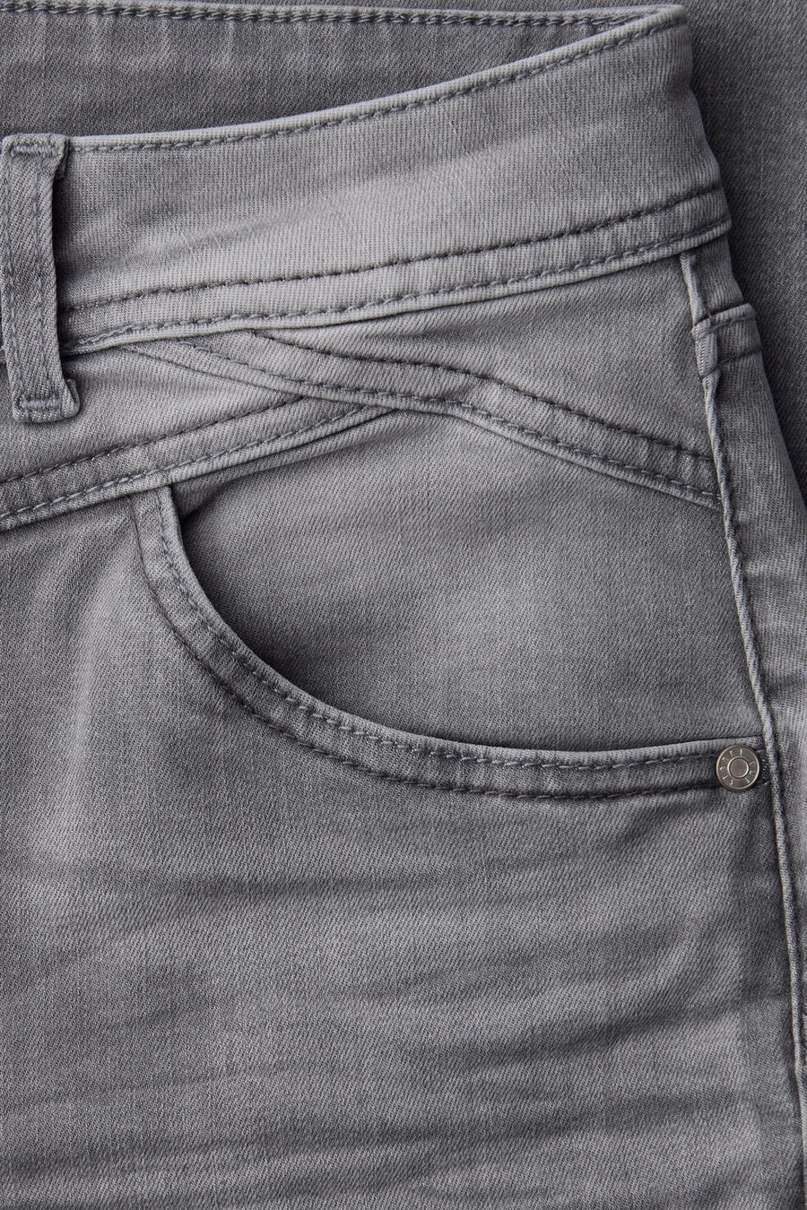 Jean large en denim gris de Street One, avec poche avant et détails de couture.