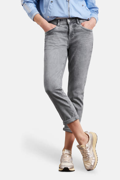 Grijze slim fit jeans van STREET ONE, met voorzakken en opgerolde zomen, gedragen door een model.