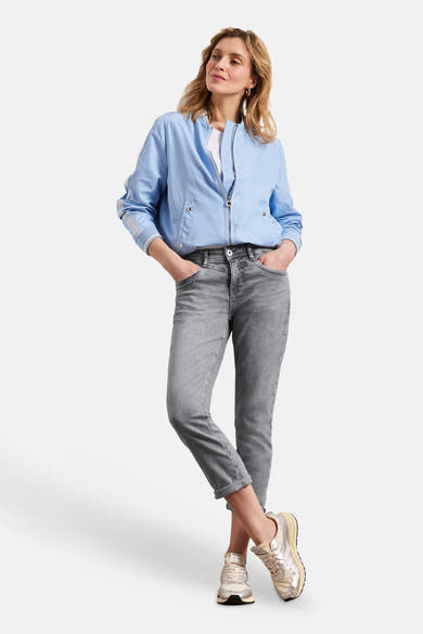 Jean slim gris denim de STREET ONE, avec poches frontales et ourlets retroussés, porté par un mannequin.
