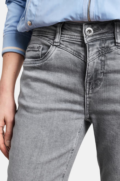Grijze slim fit jeans van STREET ONE in gewassen denim, met metalen knoop, ritssluiting en zakken, gedragen met een blauwe bomberjack.