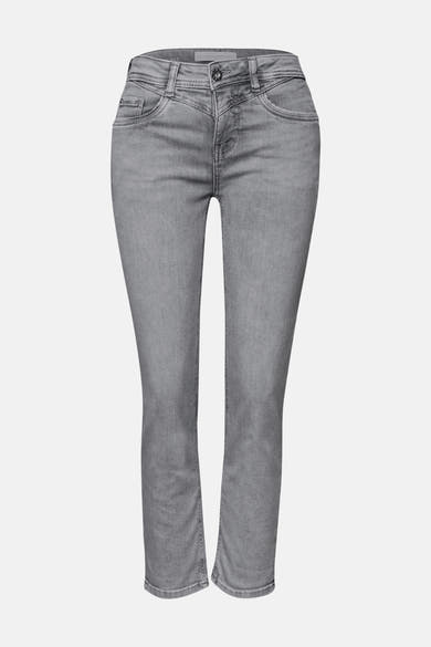 Grijze slim fit jeans van het merk STREET ONE, vooraanzicht met zakken en knoop.