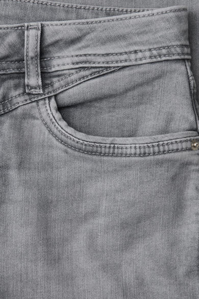 Grijze slim fit jeans van STREET ONE met voorzak, riemlussen en zichtbare stiksels.
