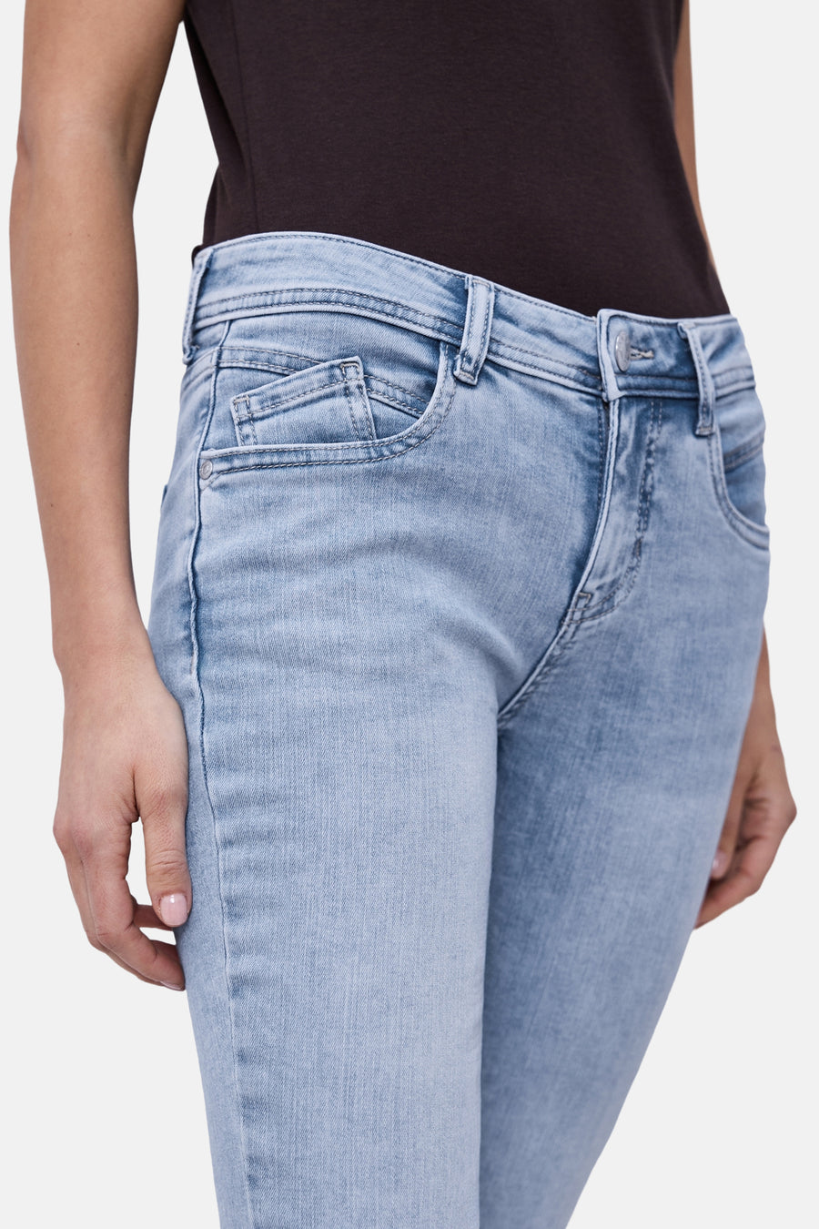 Jean slim en denim bleu clair de Street One, avec poches avant et coutures apparentes.