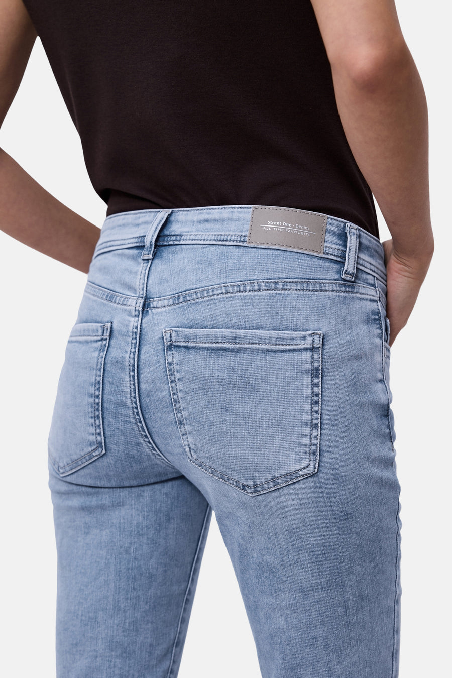 Jean slim en denim bleu clair de Street One, avec poches arrière et passants de ceinture.