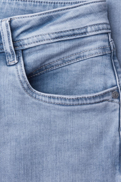 Jean slim en denim bleu clair de STREET ONE, détail de poche avec bouton logo.