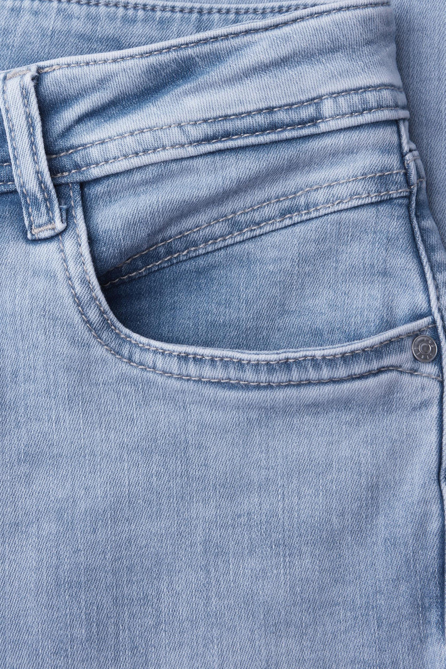Jean slim en denim bleu clair de STREET ONE, détail de poche avec bouton logo.