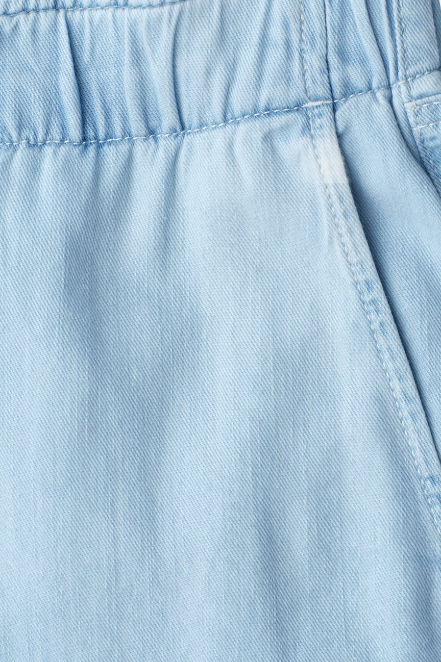 Jean large denim bleu clair de STREET ONE avec taille élastiquée froncée et détail de poche latérale.