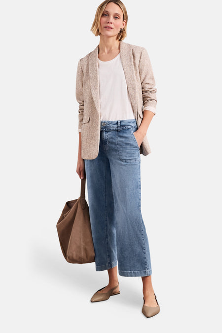 Jean large bleu denim moyen de STREET ONE, avec poches plaquées et taille boutonnée, porté par une femme.