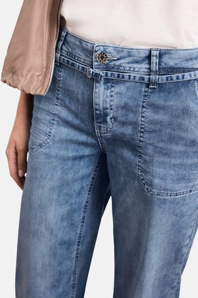 Close-up van een wijde jeans in middieblauw denim van STREET ONE, met metalen knoop, contrasterende stiksels en gestileerde zakken.