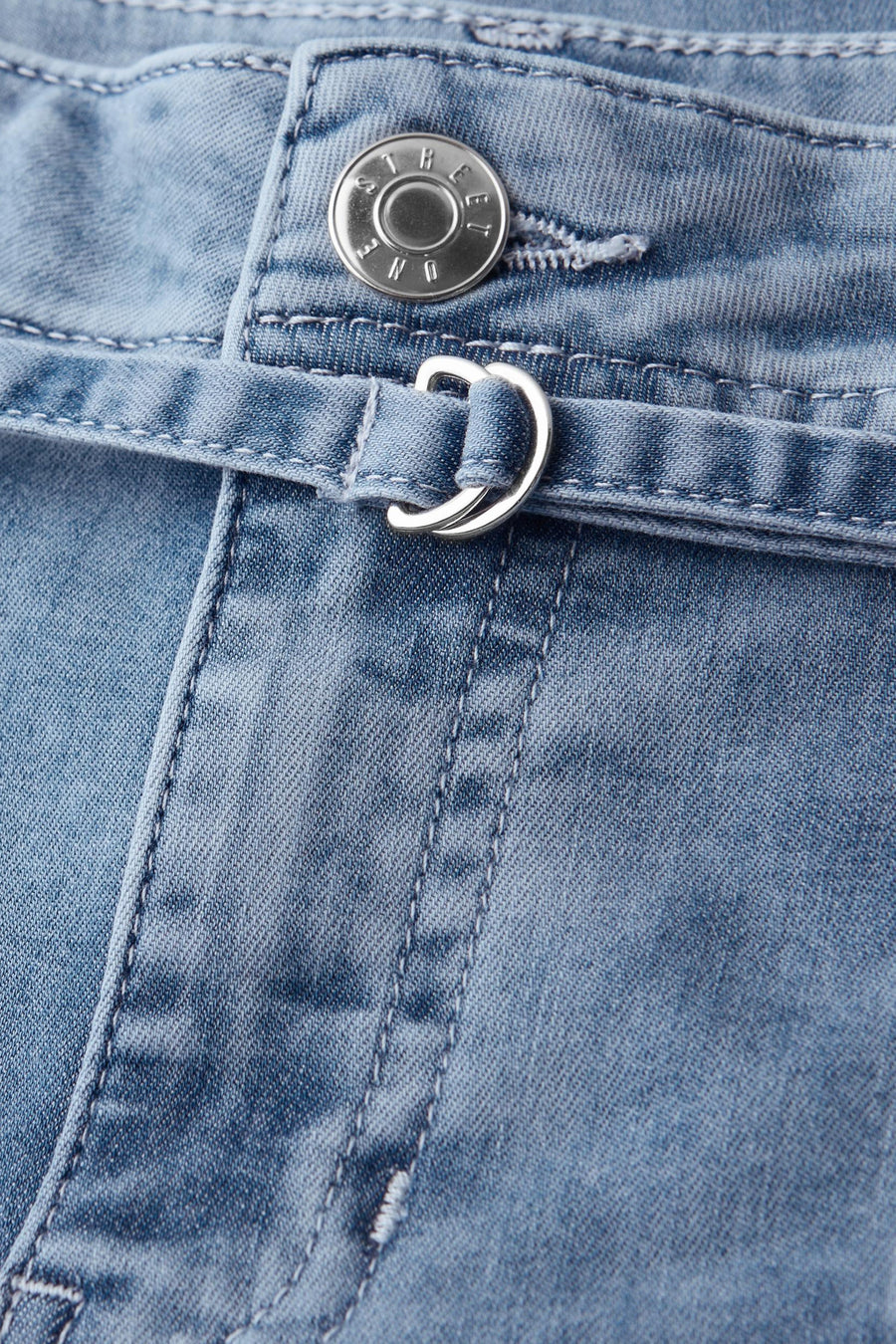 Wijde spijkerbroek in middieblauw denim van STREET ONE, met gegraveerde knoop en zilverkleurige D-ringen.