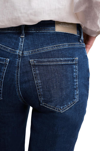 Bermuda en denim bleu moyen de STREET ONE, vue de dos, avec poches arrière, étiquette de marque marron et coutures contrastées.
